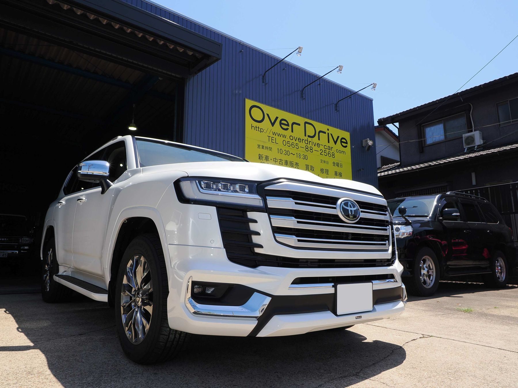 Over Drive 店舗外観とランドクルーザー